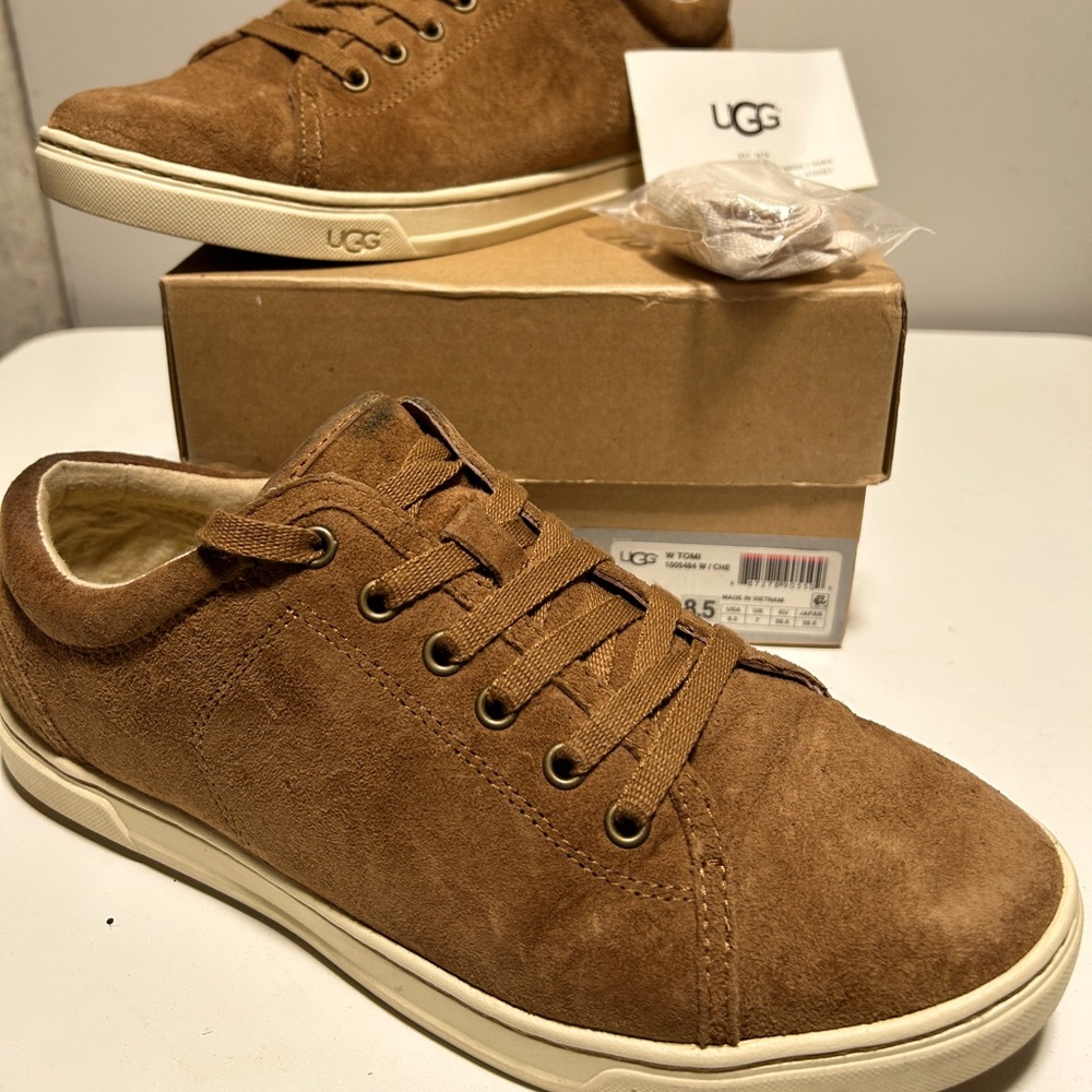 UGG suede sneaker US 8.5